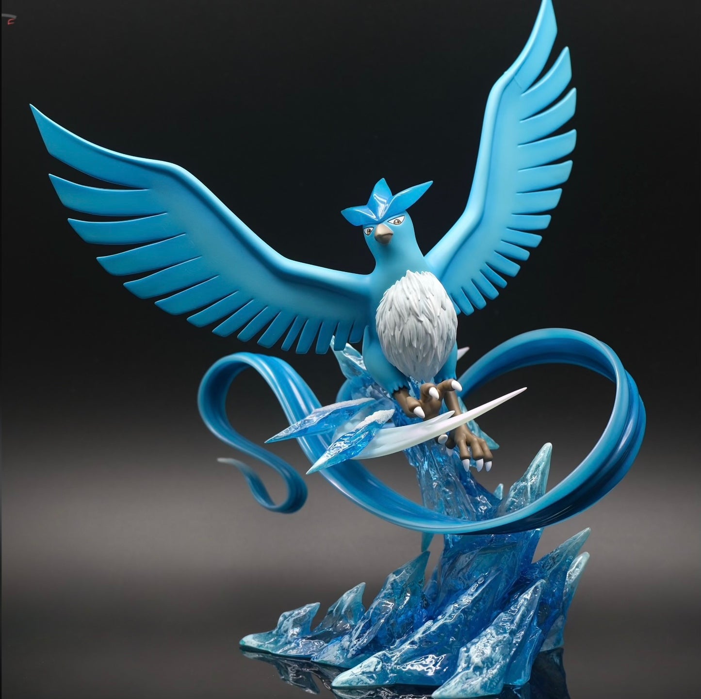 [PREORDER] 1/20 Scale World Figure [LIMOUSINE] - Articuno & Moltres