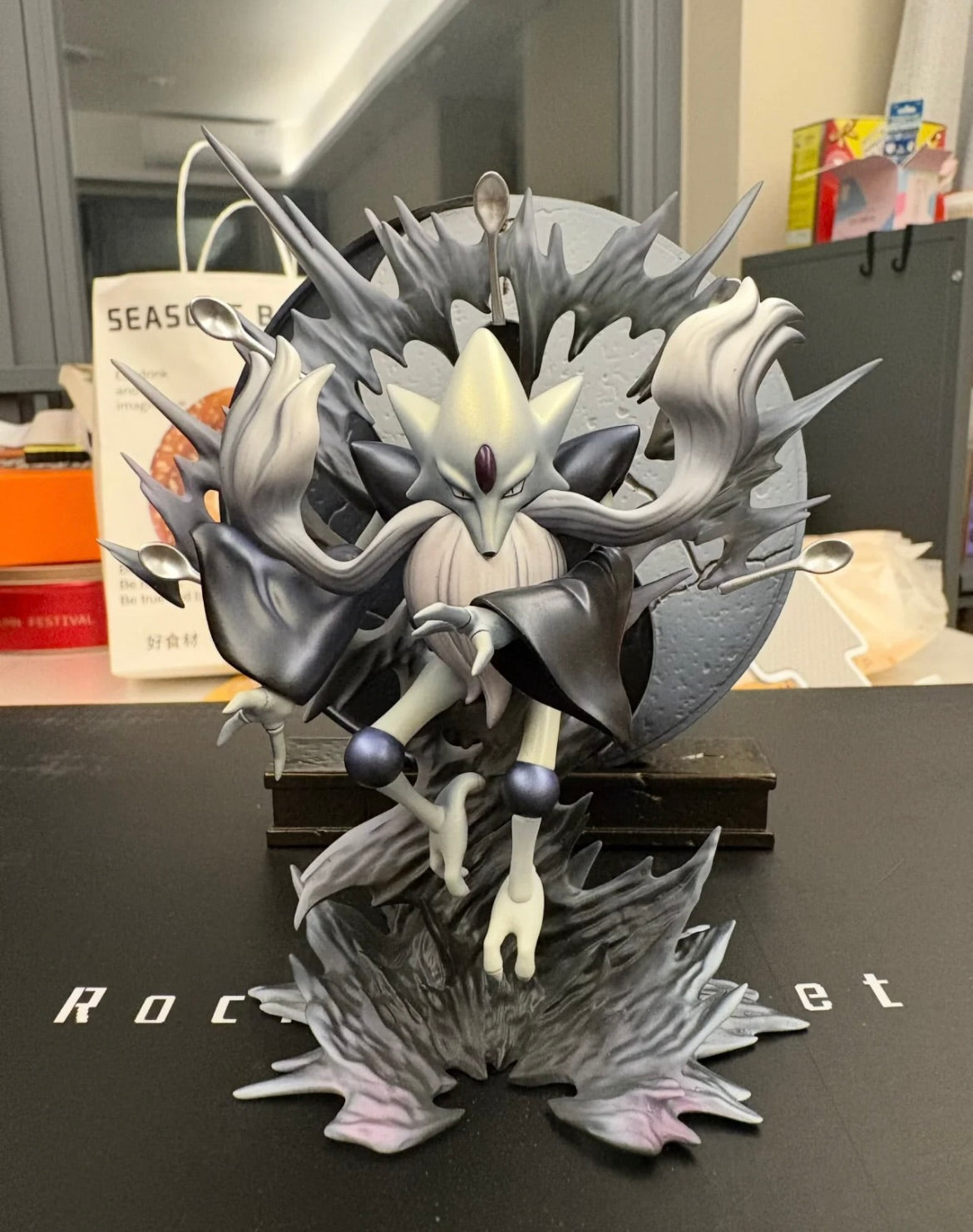 [IN STOCK] 1/20 Scale World Figure [ROCKY HELMET] - Mega Alakazam