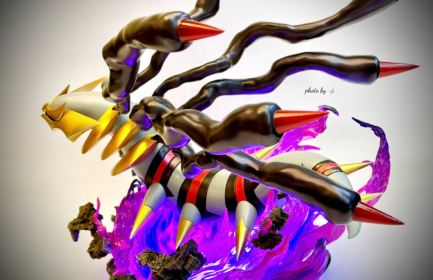 [IN STOCK] 1/20 Scale World Figure [PALLET TOWN] - Giratina (Origin Forme)