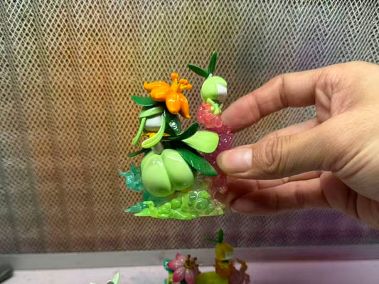 [PREORDER] 1/20 Scale World Figure [GOLDEN CITY] - Petilil & Lilligant