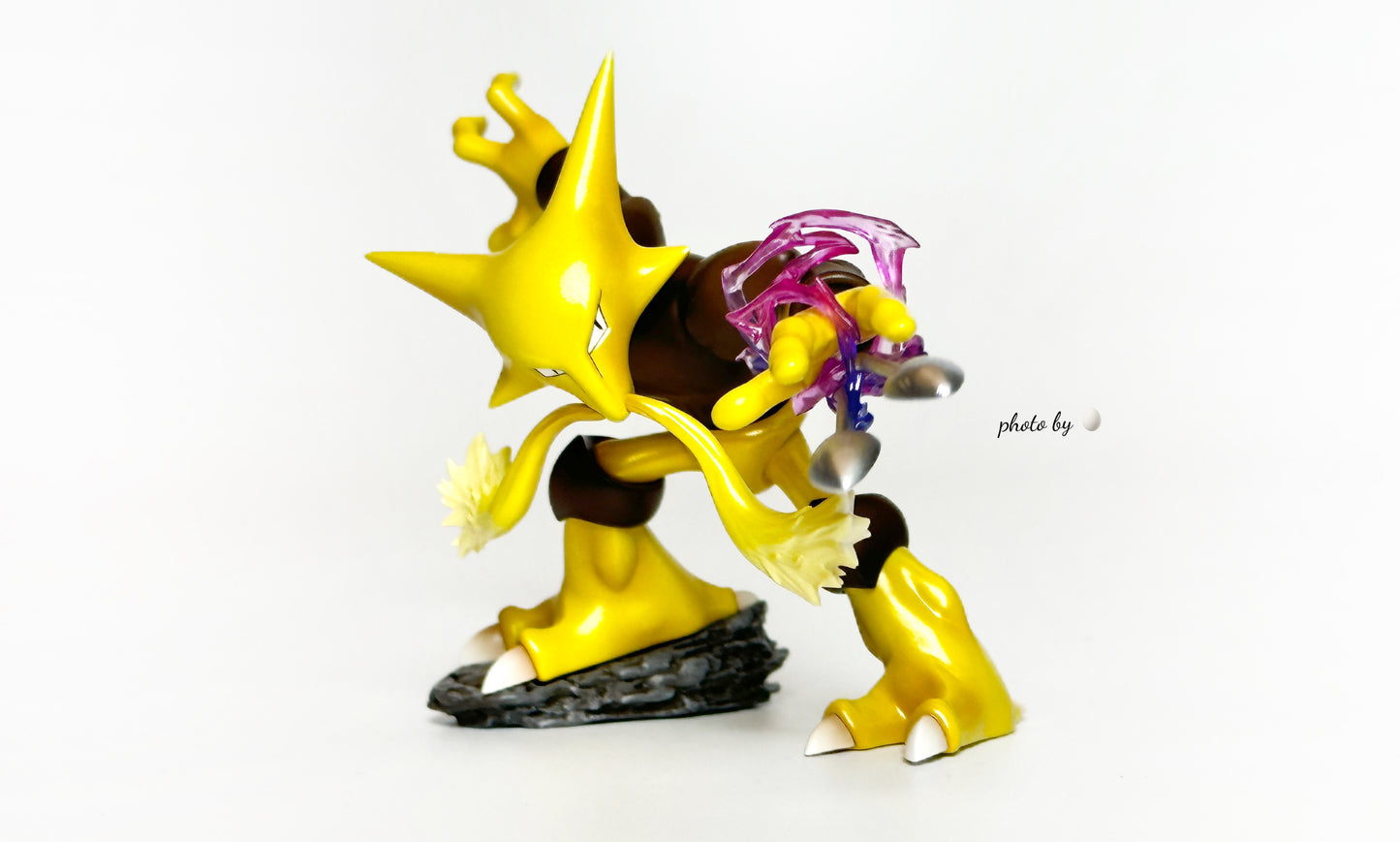 [IN STOCK] 1/20 Scale World Figure [OG] - Alakazam